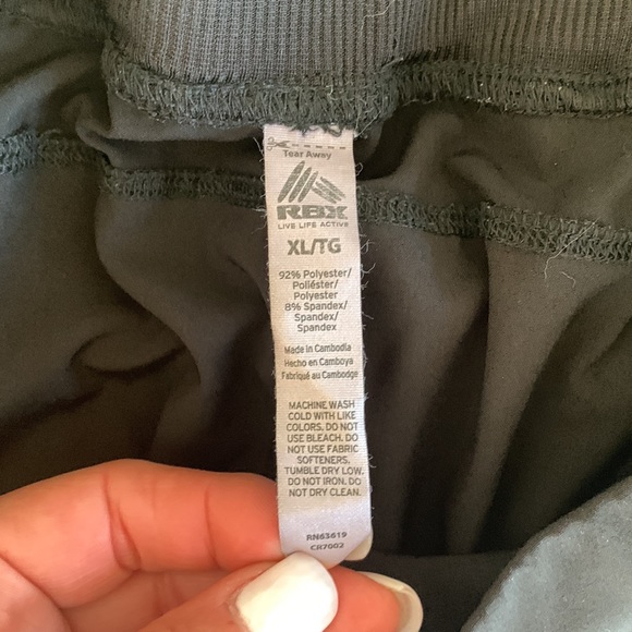 Athletic black pant. Cropped fit. Tie wide waist. - Picture 4 of 5